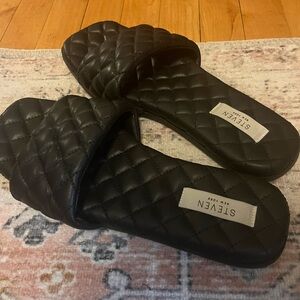 “Yuki” quilted slides